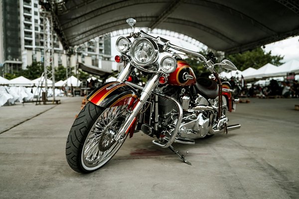 Quels sont les meilleurs dispositifs pour améliorer la visibilité latérale sur une moto en milieu urbain ?