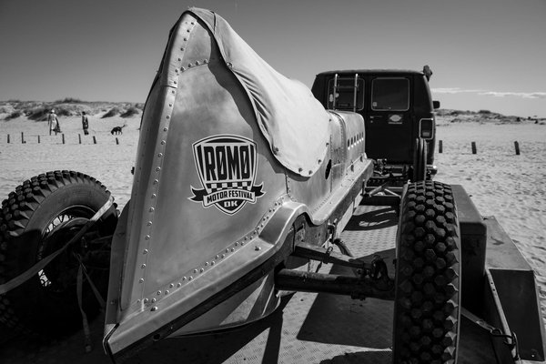 Quels sont les avantages des plaquettes de frein en carbone-céramique pour les voitures de course ?